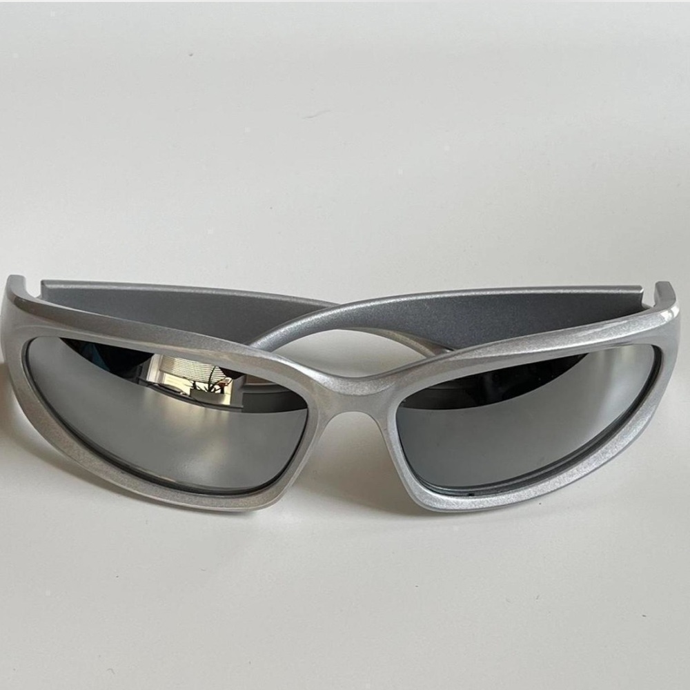 2k 2000s vintage style chrome silver surfer sunglasses
silver frame